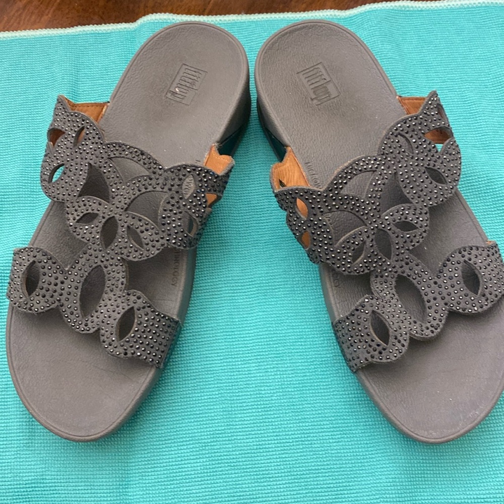 size 7 fit flop sandals. Worn a couple of times they are in great shape.